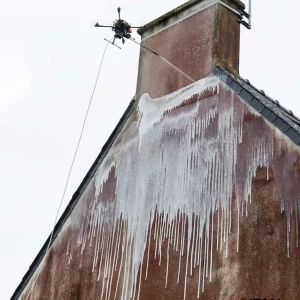 Nettoyage-de-une-facade-de-maison-avec-drone-